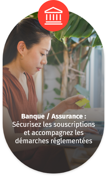 Femme remplissant des formulaires sur un ordinateur portable, illustrant la sécurisation des souscriptions et l’accompagnement des démarches réglementées dans le secteur bancaire et assurantiel.