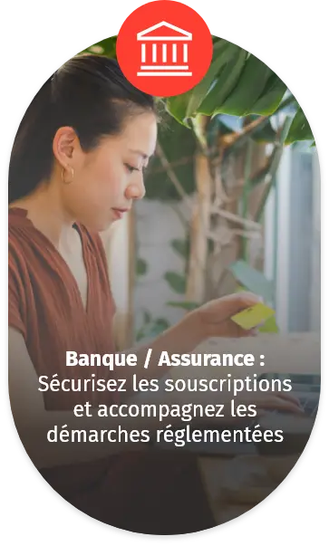 Femme remplissant des formulaires sur un ordinateur portable, illustrant la sécurisation des souscriptions et l’accompagnement des démarches réglementées dans le secteur bancaire et assurantiel.