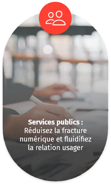 Personne signant un document administratif, symbolisant la réduction de la fracture numérique et l’amélioration de la relation usager dans les services publics.