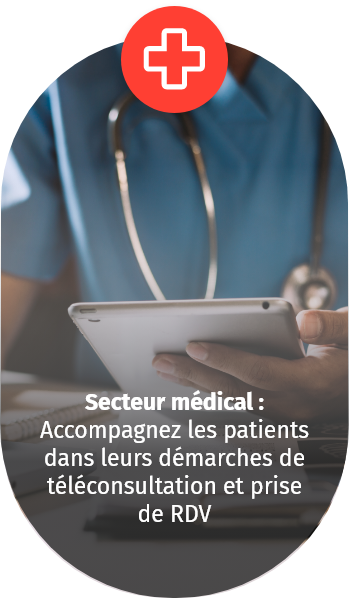 Médecin utilisant une tablette numérique pour accompagner les patients dans leurs démarches de téléconsultation et de prise de rendez-vous.