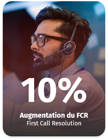 Conseiller clientèle portant un casque micro, indiquant une augmentation de 10 % de la résolution au premier appel (FCR).