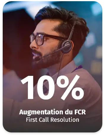Conseiller clientèle portant un casque micro, indiquant une augmentation de 10 % de la résolution au premier appel (FCR).