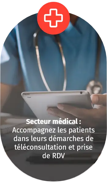 Médecin utilisant une tablette numérique pour accompagner les patients dans leurs démarches de téléconsultation et de prise de rendez-vous.